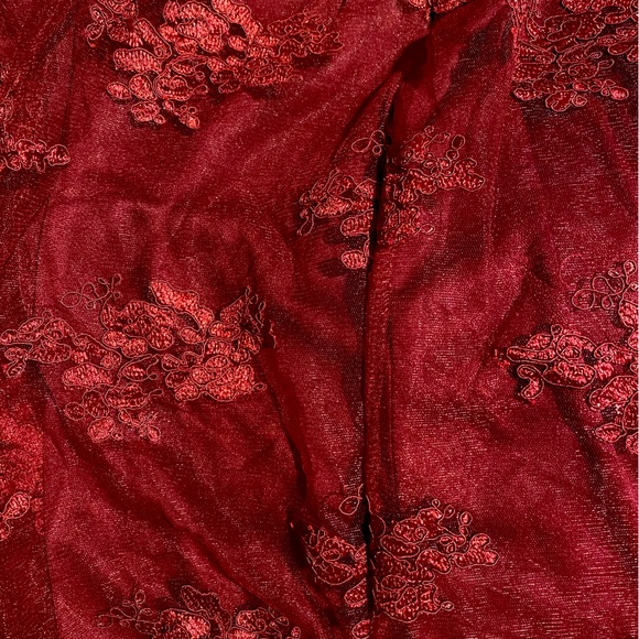 BURGUNDY LONG LACE DRESS WITH SLIT DOUBLE LAYERED *Fashion Nova with tag* - Picture 4 of 5